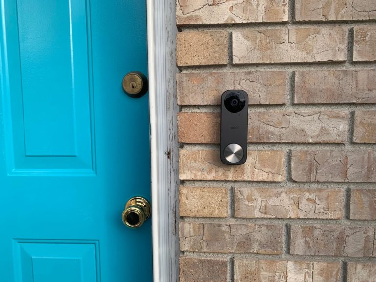 RemoBell S installed by a blue door